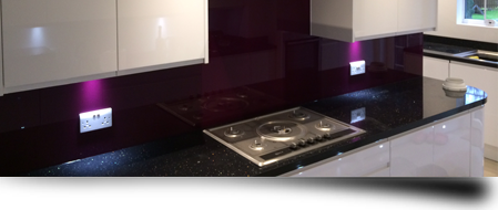 A glass splashbabck in a new fitted kitchen from Splashbacks of Distinction