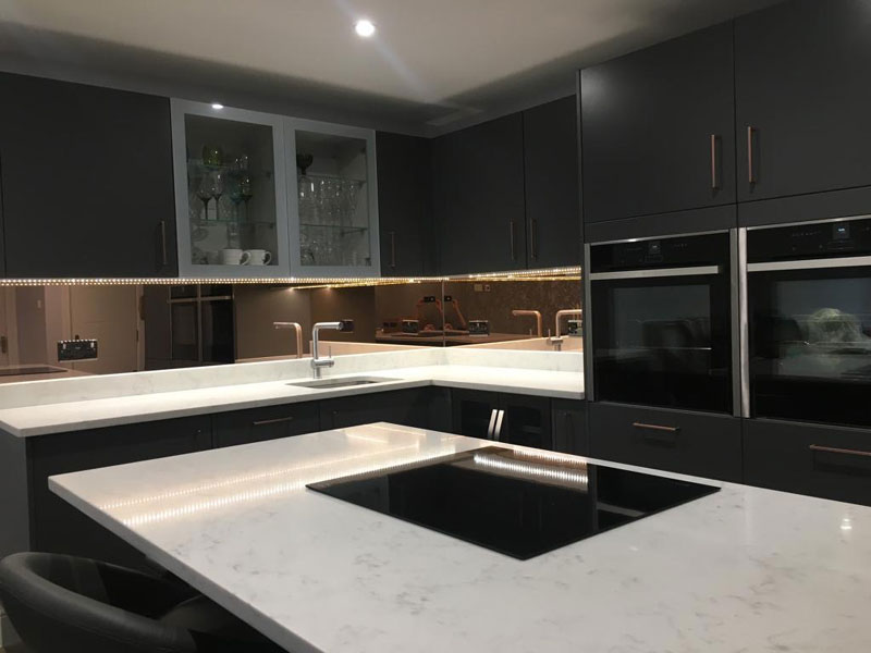 Mirror kitchen splashback in peach