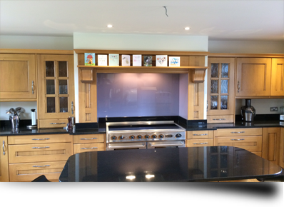 An example of a beautiful glass splashback in a kitchen