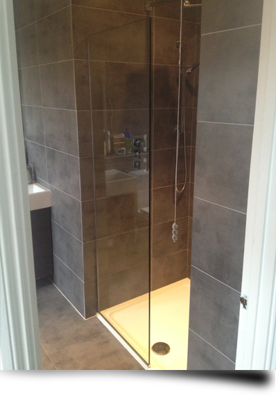 A glass splashbabck in a newly fitted shower enclosure from Splashbacks of Distinction