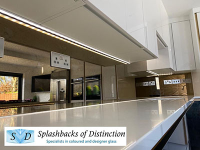 Mirrored Kitchen Splashbacks for that touch of class