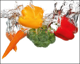 A lovely printed glass kitchen splashback depicting peppers, carrots and broccoli in water. A great splashback for any kitchen. An artistic printed glass kitchen splashback to set off any food preparation area in your kitchen.