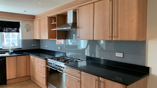 Glass kitchen splashback