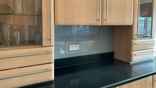 Glass kitchen splashback