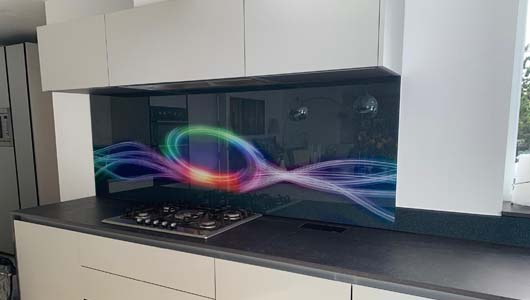Kitchen splashback with wave design